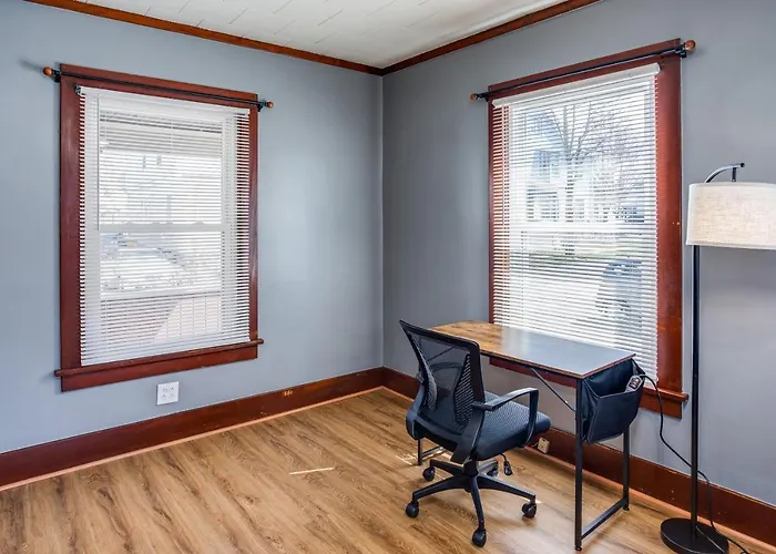 Spacious Home With In-Unit Laundry, Parking, 1Gb Wifi, & Patio Deck